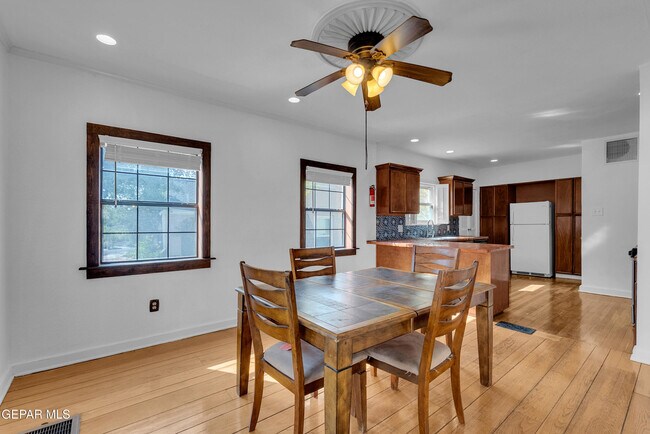 Building Photo - 923 McKelligon Dr