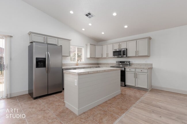 Building Photo - Beautifully Renovated 3-bedroom, 2-bathroom Home With 2-Car Garage in Beaver Dam, AZ!