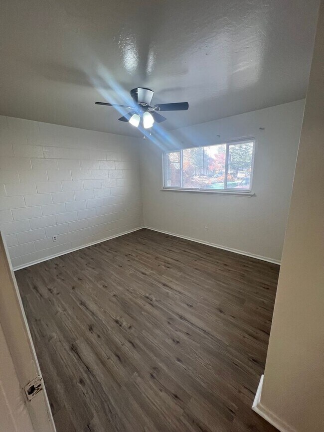 Building Photo - 150 Mt Rose St