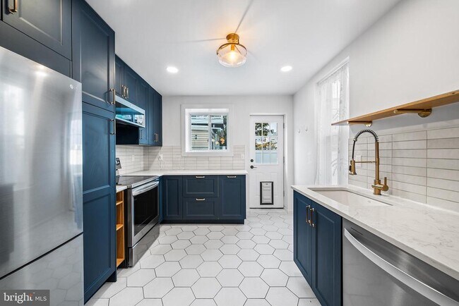 Building Photo - 2454 Amber St