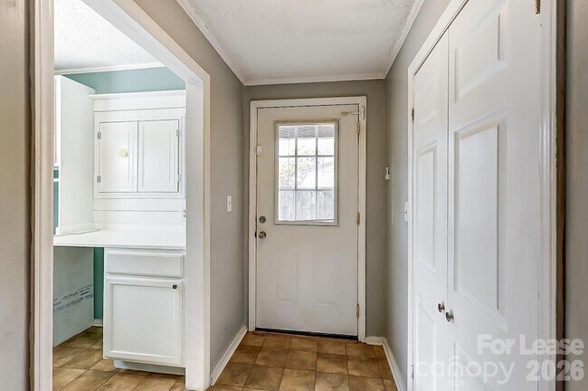 Building Photo - 10 Spruce Pine Dr