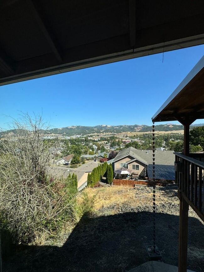 Building Photo - Green area 3 bedroom 2 bath with bonus roo...