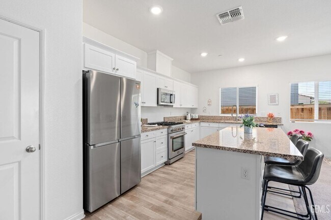 Building Photo - 4 Bed 2 Bath