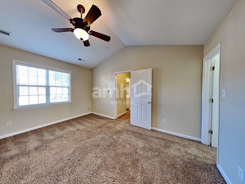 Building Photo - 6425 Silver Spring Ct