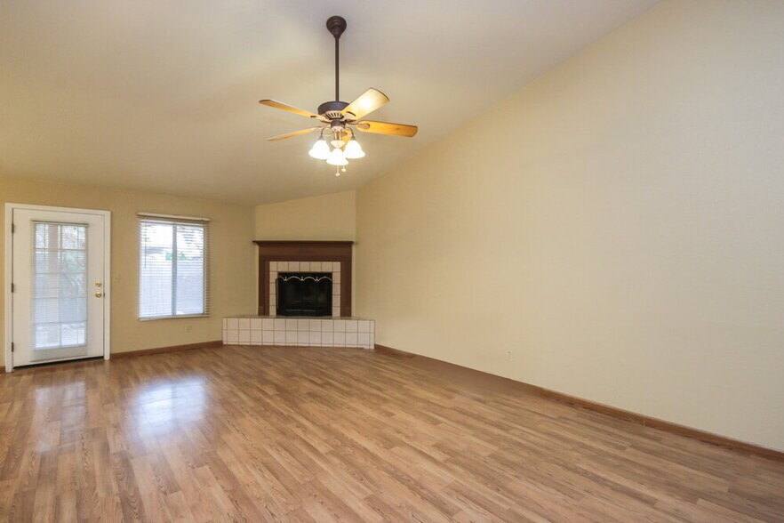 Building Photo - 8915 N Veridian Dr