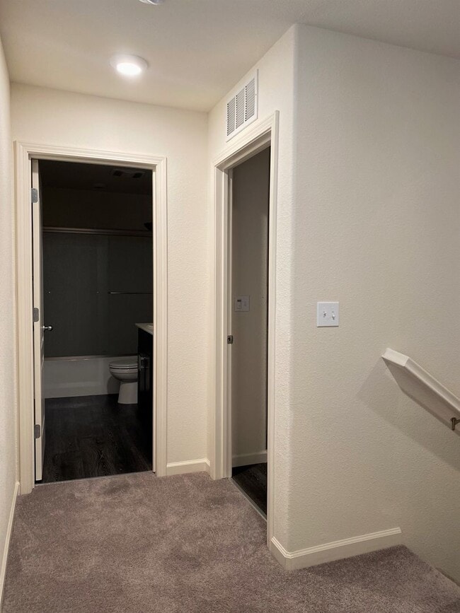 Building Photo - Spacious 4 bedroom/2 bath home waiting to ...