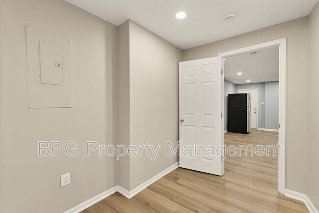 Building Photo - 1033 5th St NE