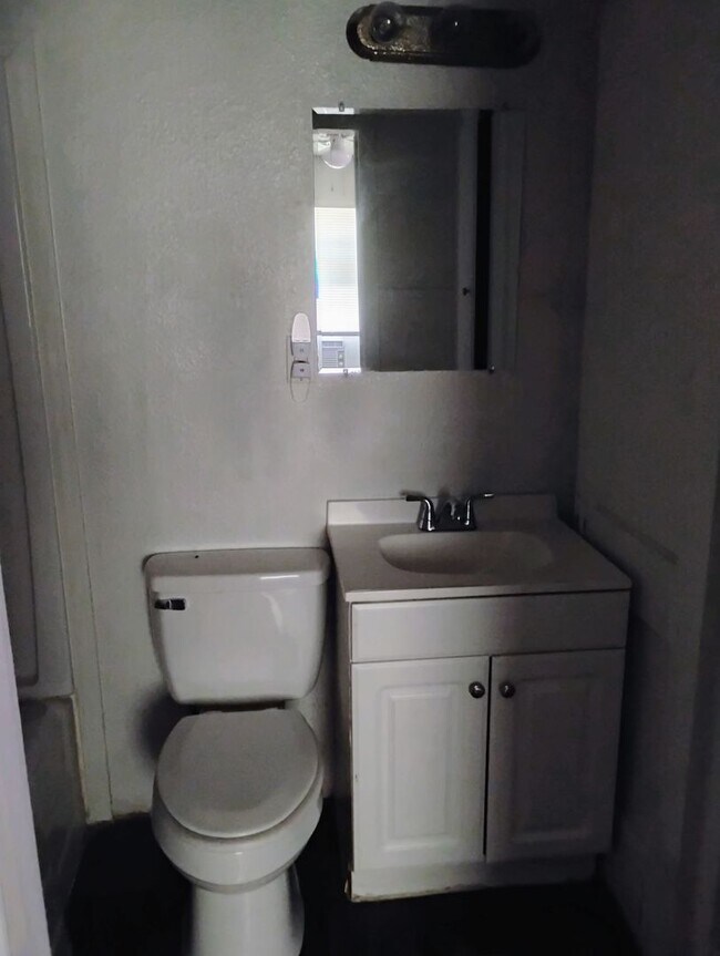 Building Photo - 921 Mimosa St