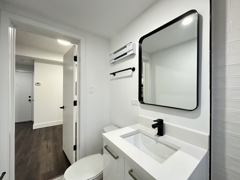 Building Photo - 1553 W Hollywood Ave