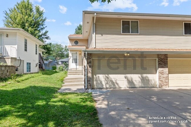 Building Photo - 724 W Belmont Ave