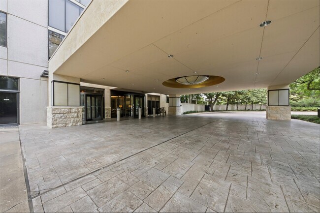 Building Photo - 121 N Post Oak Ln
