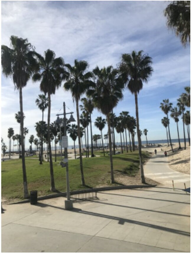 Building Photo - Studio on the Venice Beach Boardwalk - MOV...