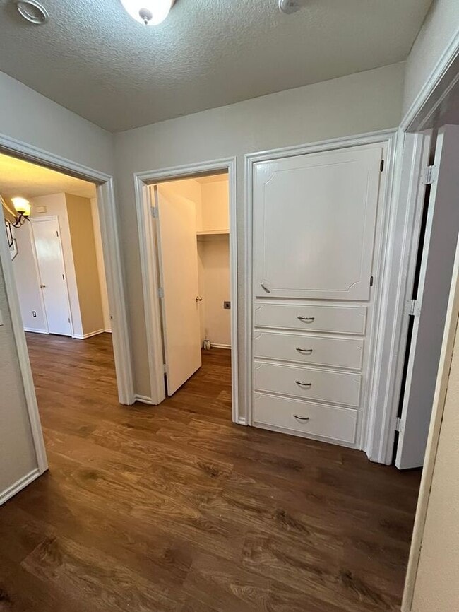 Building Photo - Large 2 Bed 2 Bath