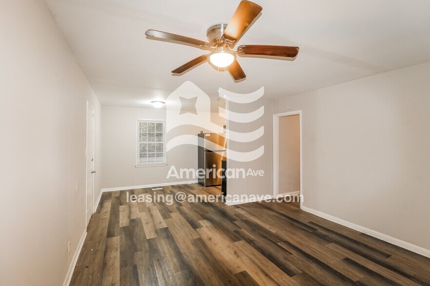 Building Photo - 2570 Greenleaf Dr