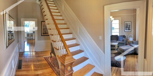 Building Photo - Gorgeous Townhouse in Quincy Avail 9/1