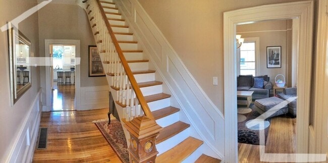 Building Photo - Huge 4+ bed unit with 2000+sf of space, pr...