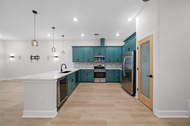 Building Photo - 1411 Bayou St
