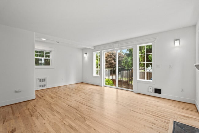 Building Photo - 910 N 74th St