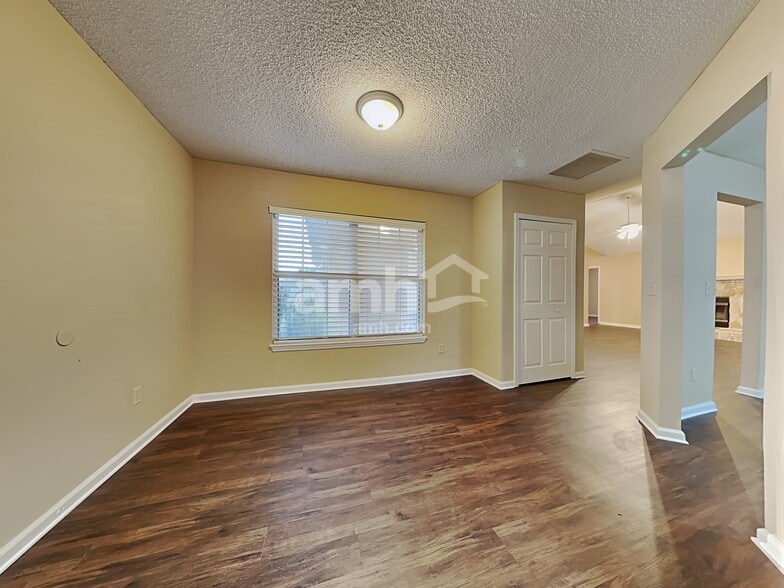 Building Photo - 1852 Willesdon Dr E