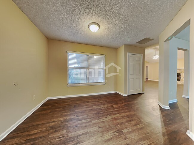 Building Photo - 1852 Willesdon Dr E