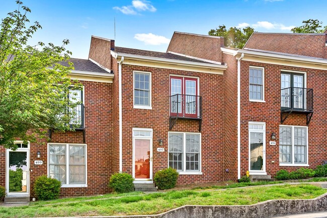Building Photo - Pet Friendly Condo Downtown!