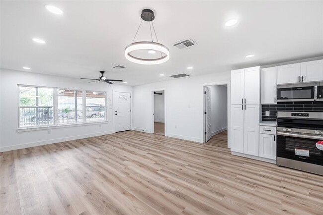 Building Photo - 8658 Sonneville Dr