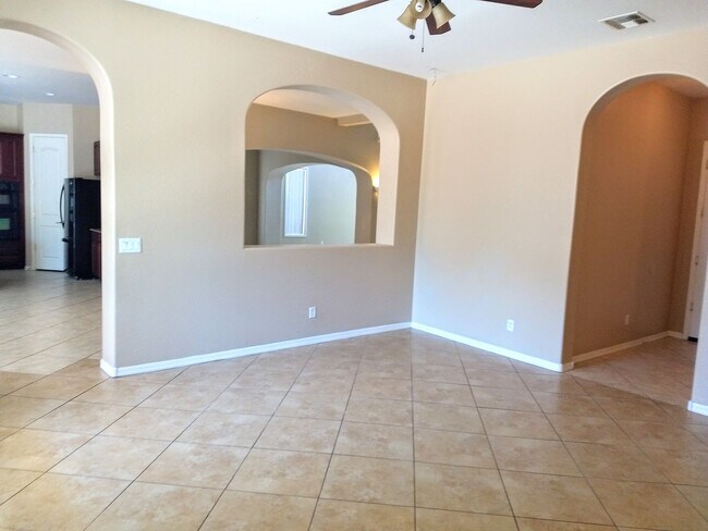 Building Photo - HUGE 5 bedroom, 3 bathroom in Glendale