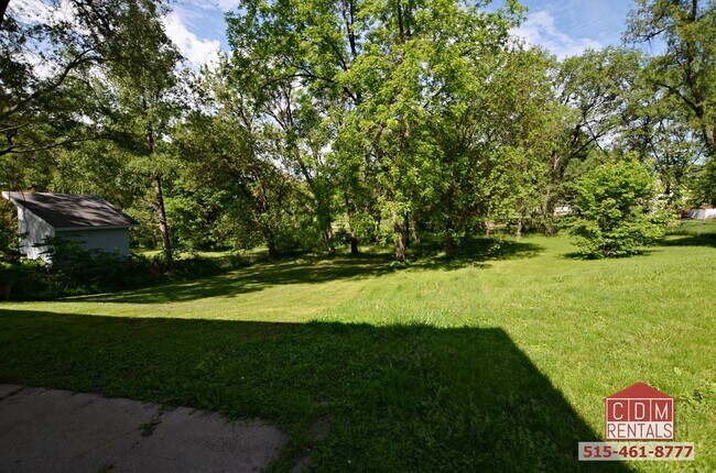 Building Photo - Nicely Updated Duplex