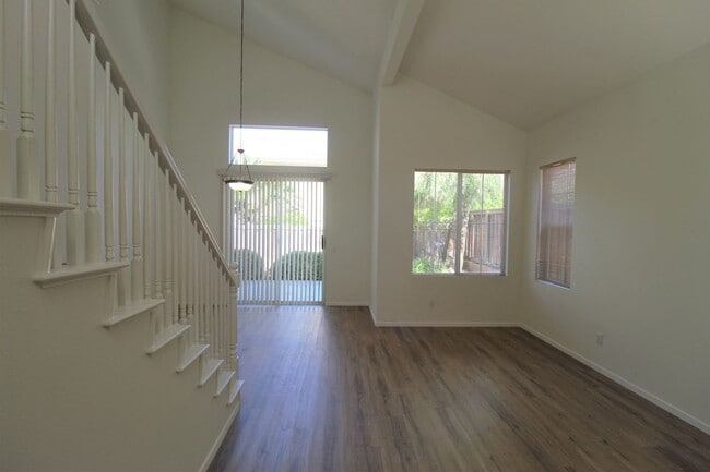 Building Photo - Large Ventura Home with Community Pool