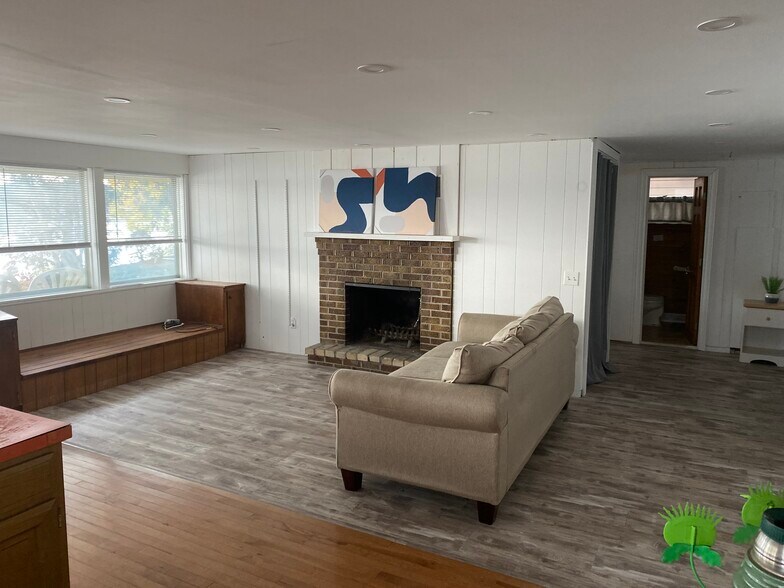 Building Photo - 1431 Lake Dr