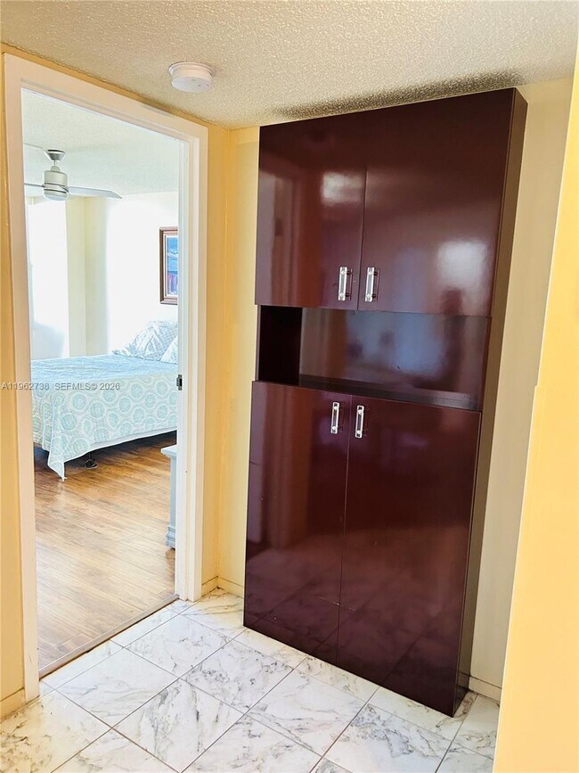 Building Photo - 800 Parkview Dr