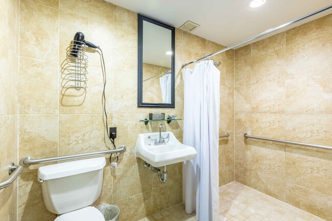 Building Photo - Studio King & Ensuite Bath - Midtown Manha...