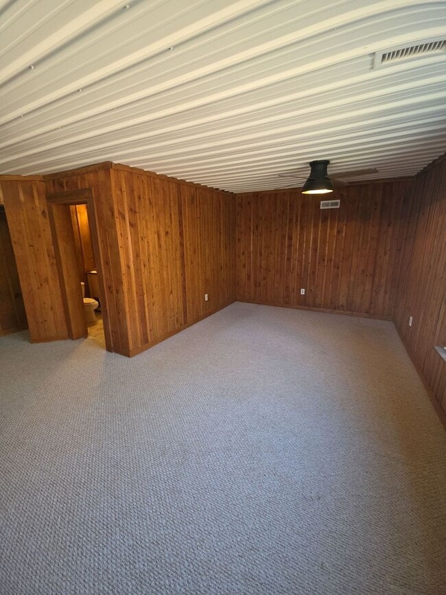 Building Photo - Peaceful 3-Bedroom Country Home with Barn and Large Front Porch in Walling, TN