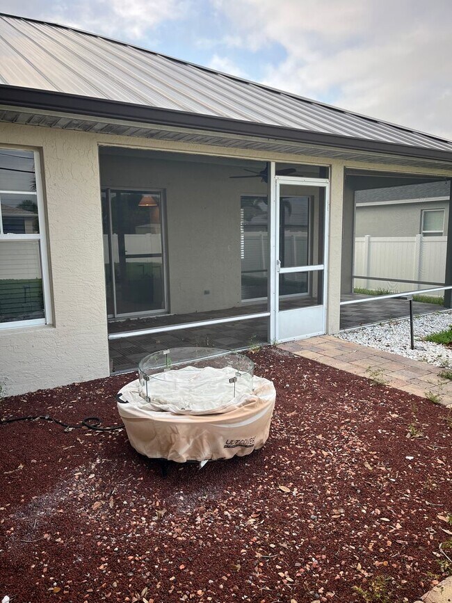 Building Photo - Convenient 3/2/2 PSL Home with Backyard Oa...