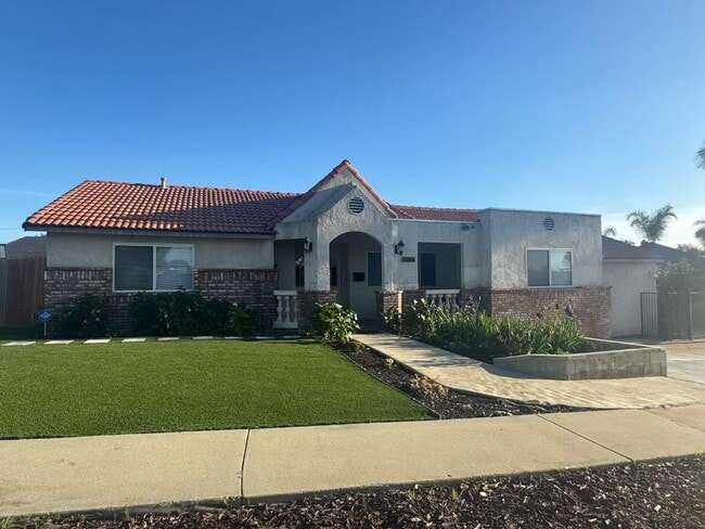 Building Photo - 4 Bedroom Home