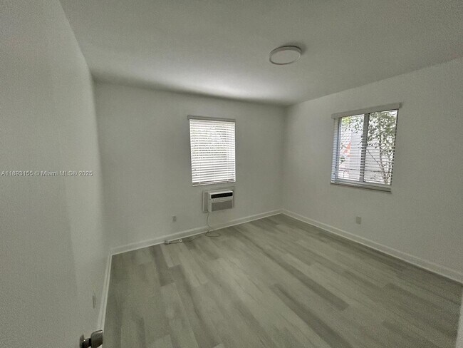 Building Photo - 7430 Carlyle Ave