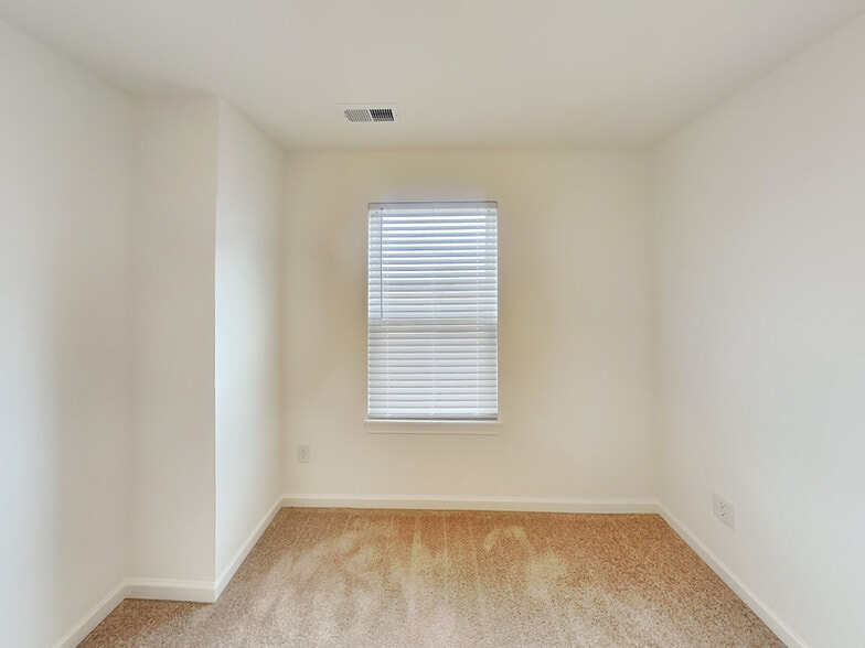 Building Photo - 8662 Hollander Dr