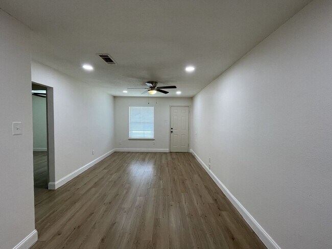 Building Photo - 204 Hosack St