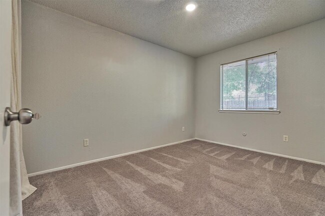 Building Photo - 23419 Summer Pine Dr