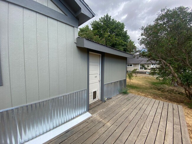 Building Photo - 1607 N Willow St