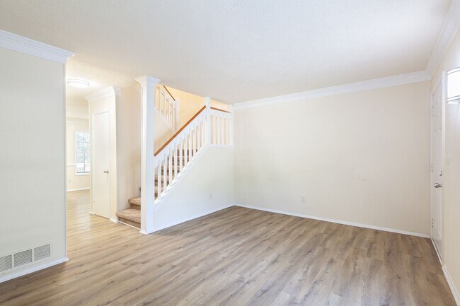 Building Photo - 3bd/2.5ba Split Level Condo in Quiet Neighborhood!