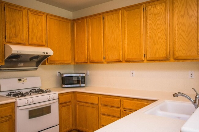Building Photo - Beautiful 3 Bedroom Home in Rancho Carrillo!