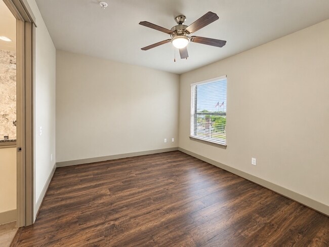 Building Photo - 10401 Town & Country Way
