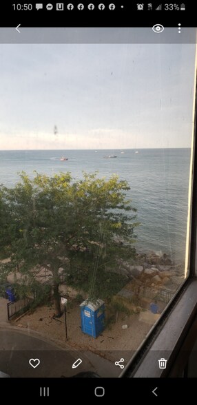 Building Photo - 6171 N Sheridan Rd