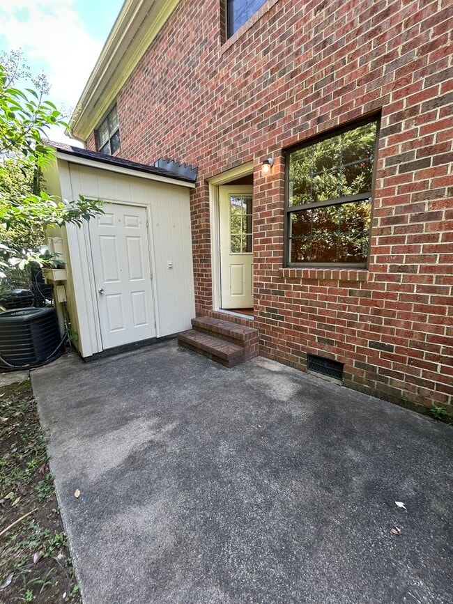 Building Photo - Townhome in the heart of Carrboro! First M...