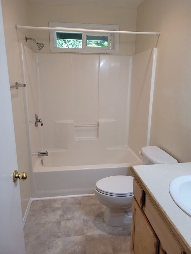 Building Photo - 3 Bedroom, 1 Bonus office/craft Room  and ...