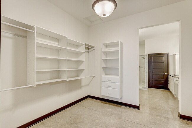 Building Photo - 226 N Water St