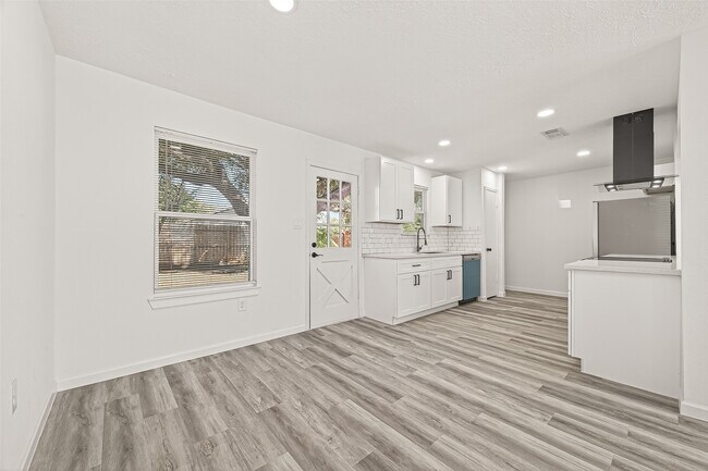 Building Photo - 11434 Loyola Dr