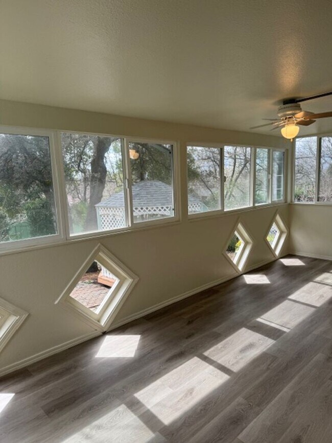 Building Photo - 3 Bedroom In Shasta View Neighborhood with Bonus room, sun room, gazebo and putting green!