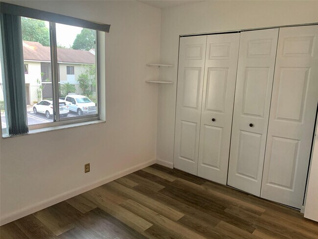 Building Photo - 511 Gardens Dr